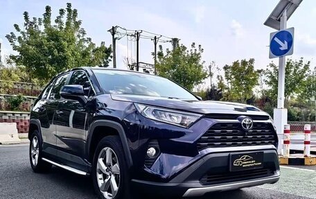 Toyota RAV4, 2022 год, 2 400 000 рублей, 3 фотография
