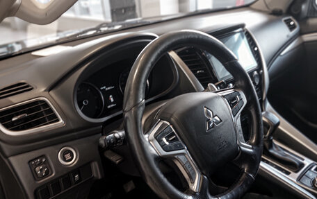 Mitsubishi Pajero Sport III рестайлинг, 2017 год, 2 410 000 рублей, 11 фотография