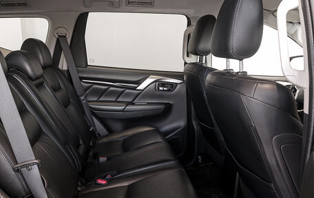Mitsubishi Pajero Sport III рестайлинг, 2017 год, 2 410 000 рублей, 16 фотография