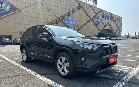 Toyota RAV4, 2021 год, 2 300 000 рублей, 2 фотография
