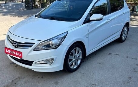 Hyundai Solaris II рестайлинг, 2015 год, 1 000 000 рублей, 2 фотография
