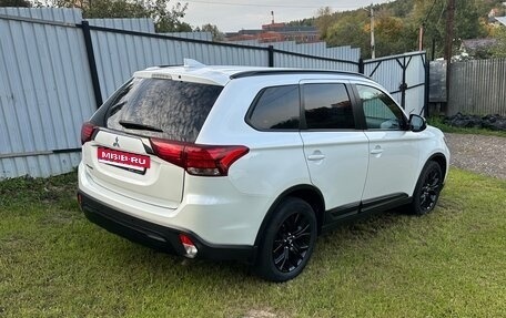 Mitsubishi Outlander III рестайлинг 3, 2020 год, 2 950 000 рублей, 4 фотография