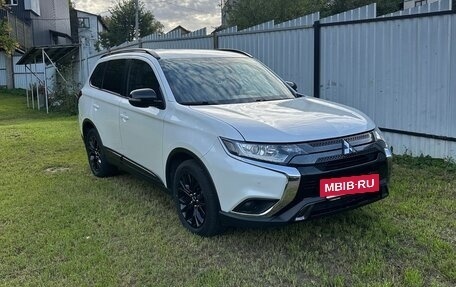 Mitsubishi Outlander III рестайлинг 3, 2020 год, 2 950 000 рублей, 3 фотография