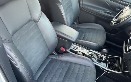 Mitsubishi Outlander III рестайлинг 3, 2020 год, 2 950 000 рублей, 7 фотография