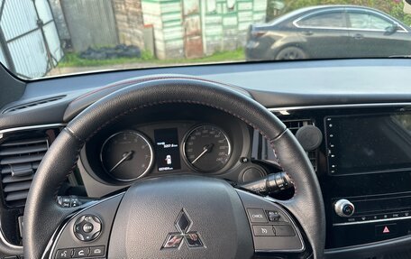 Mitsubishi Outlander III рестайлинг 3, 2020 год, 2 950 000 рублей, 11 фотография