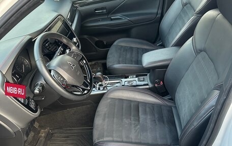Mitsubishi Outlander III рестайлинг 3, 2020 год, 2 950 000 рублей, 9 фотография