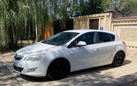 Opel Astra J, 2012 год, 670 000 рублей, 1 фотография