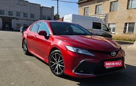 Toyota Camry, 2021 год, 3 300 000 рублей, 2 фотография