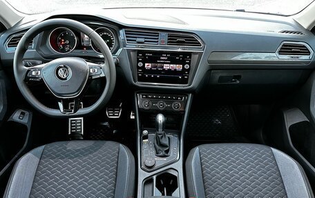 Volkswagen Tiguan II, 2018 год, 2 400 000 рублей, 19 фотография