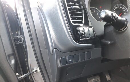 Mitsubishi Outlander III рестайлинг 3, 2016 год, 1 350 000 рублей, 10 фотография