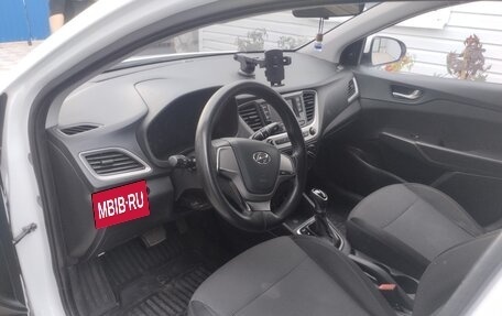 Hyundai Solaris II рестайлинг, 2018 год, 900 000 рублей, 3 фотография