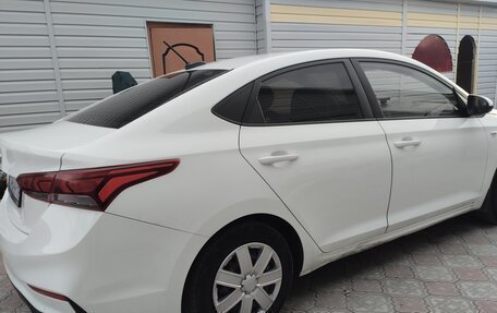 Hyundai Solaris II рестайлинг, 2018 год, 900 000 рублей, 10 фотография