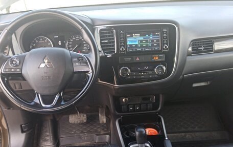 Mitsubishi Outlander III рестайлинг 3, 2017 год, 2 150 000 рублей, 5 фотография