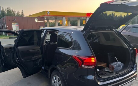 Mitsubishi Outlander III рестайлинг 3, 2019 год, 1 700 000 рублей, 11 фотография