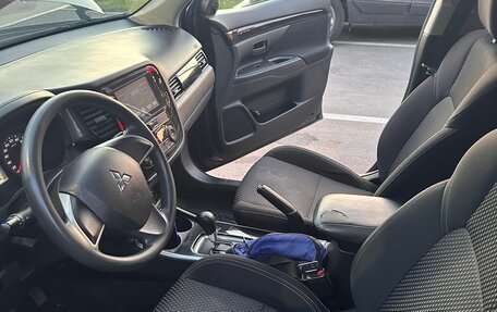 Mitsubishi Outlander III рестайлинг 3, 2019 год, 1 700 000 рублей, 13 фотография