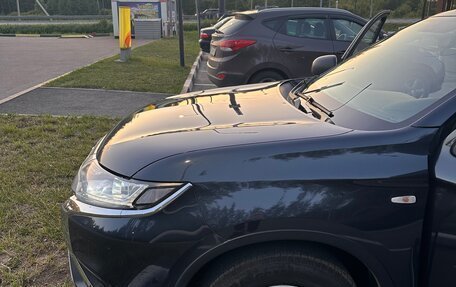 Mitsubishi Outlander III рестайлинг 3, 2019 год, 1 700 000 рублей, 10 фотография