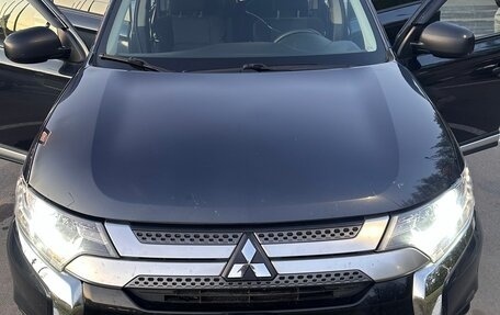 Mitsubishi Outlander III рестайлинг 3, 2019 год, 1 700 000 рублей, 9 фотография