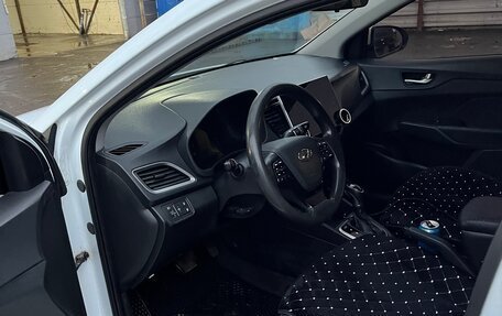 Hyundai Solaris II рестайлинг, 2018 год, 900 000 рублей, 5 фотография