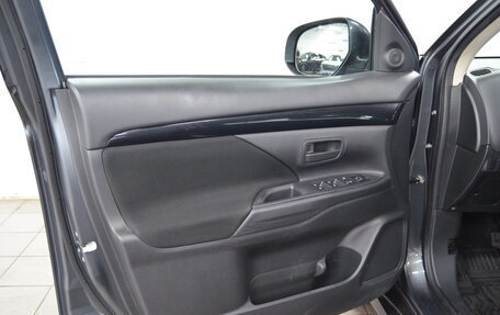 Mitsubishi Outlander III рестайлинг 3, 2019 год, 1 825 000 рублей, 10 фотография