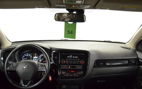 Mitsubishi Outlander III рестайлинг 3, 2019 год, 1 825 000 рублей, 14 фотография