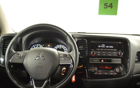 Mitsubishi Outlander III рестайлинг 3, 2019 год, 1 825 000 рублей, 13 фотография