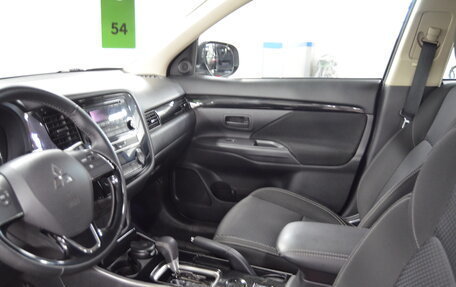 Mitsubishi Outlander III рестайлинг 3, 2019 год, 1 825 000 рублей, 11 фотография