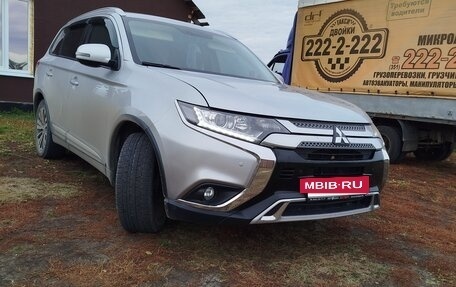 Mitsubishi Outlander III рестайлинг 3, 2019 год, 2 300 000 рублей, 2 фотография