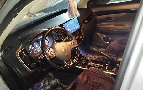 Mitsubishi Outlander III рестайлинг 3, 2019 год, 2 300 000 рублей, 23 фотография