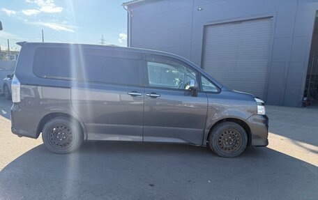 Toyota Voxy II, 2011 год, 600 000 рублей, 3 фотография