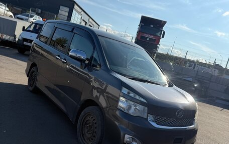 Toyota Voxy II, 2011 год, 600 000 рублей, 2 фотография