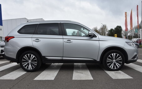 Mitsubishi Outlander III рестайлинг 3, 2021 год, 2 550 000 рублей, 9 фотография