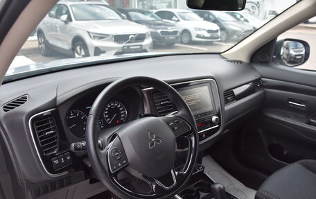 Mitsubishi Outlander III рестайлинг 3, 2021 год, 2 550 000 рублей, 15 фотография