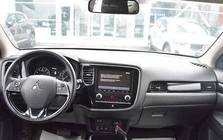 Mitsubishi Outlander III рестайлинг 3, 2021 год, 2 550 000 рублей, 16 фотография