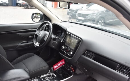 Mitsubishi Outlander III рестайлинг 3, 2021 год, 2 550 000 рублей, 18 фотография