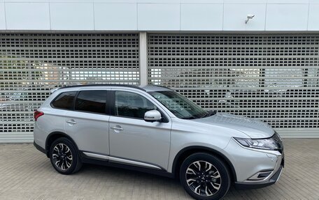 Mitsubishi Outlander III рестайлинг 3, 2021 год, 2 997 000 рублей, 3 фотография