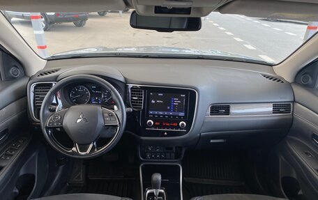 Mitsubishi Outlander III рестайлинг 3, 2021 год, 2 997 000 рублей, 14 фотография