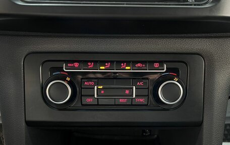 Volkswagen Amarok I рестайлинг, 2015 год, 1 345 000 рублей, 19 фотография