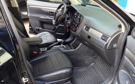Mitsubishi Outlander III рестайлинг 3, 2015 год, 1 600 000 рублей, 9 фотография