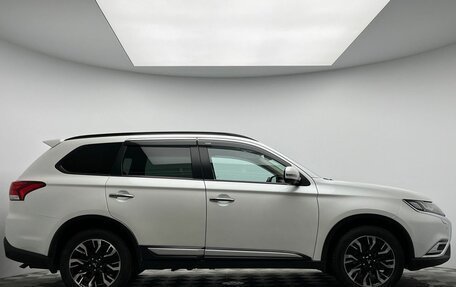 Mitsubishi Outlander III рестайлинг 3, 2021 год, 2 700 000 рублей, 4 фотография