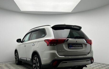 Mitsubishi Outlander III рестайлинг 3, 2021 год, 2 700 000 рублей, 7 фотография