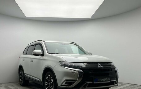 Mitsubishi Outlander III рестайлинг 3, 2021 год, 2 700 000 рублей, 3 фотография