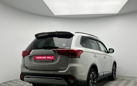 Mitsubishi Outlander III рестайлинг 3, 2021 год, 2 700 000 рублей, 5 фотография