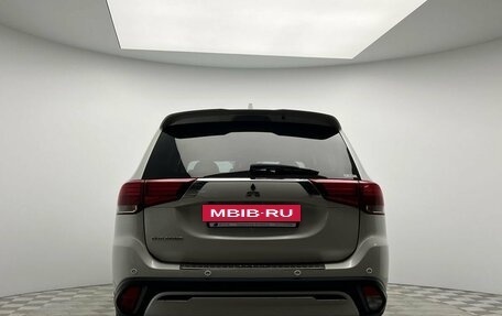 Mitsubishi Outlander III рестайлинг 3, 2021 год, 2 700 000 рублей, 6 фотография