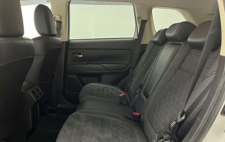 Mitsubishi Outlander III рестайлинг 3, 2021 год, 2 700 000 рублей, 14 фотография