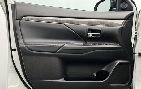 Mitsubishi Outlander III рестайлинг 3, 2021 год, 2 700 000 рублей, 16 фотография