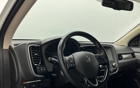 Mitsubishi Outlander III рестайлинг 3, 2021 год, 2 700 000 рублей, 18 фотография