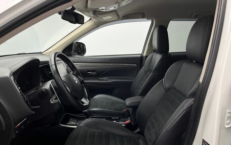 Mitsubishi Outlander III рестайлинг 3, 2021 год, 2 700 000 рублей, 15 фотография