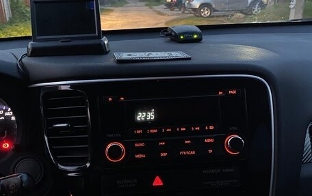 Mitsubishi Outlander III рестайлинг 3, 2014 год, 1 470 000 рублей, 7 фотография