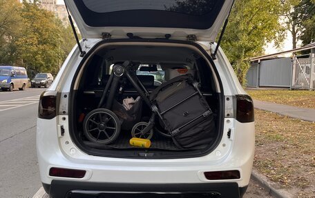 Mitsubishi Outlander III рестайлинг 3, 2014 год, 1 684 000 рублей, 10 фотография