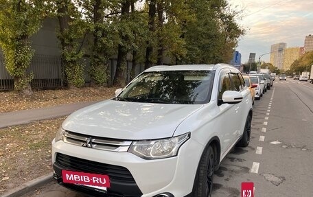 Mitsubishi Outlander III рестайлинг 3, 2014 год, 1 684 000 рублей, 2 фотография